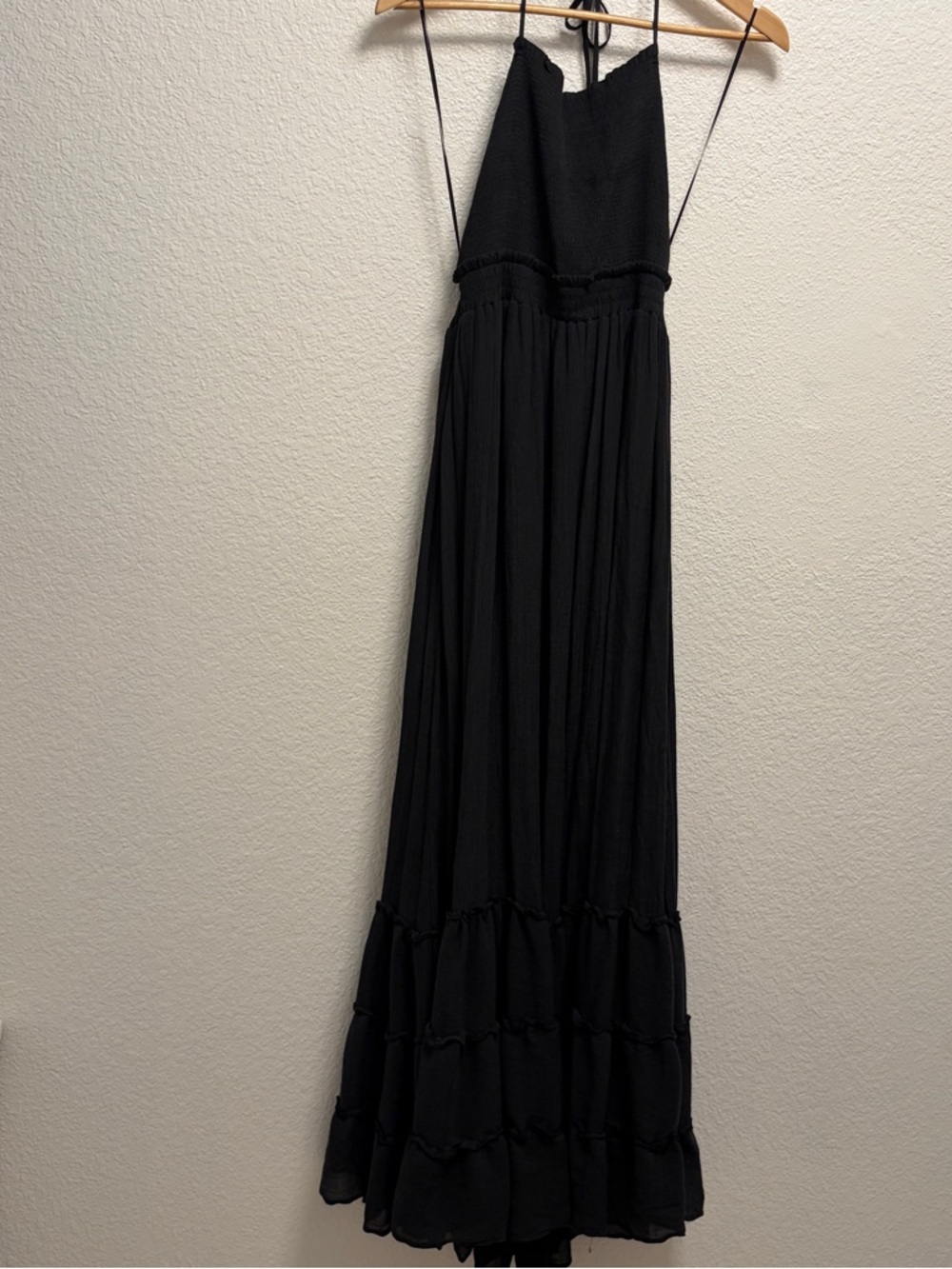 Dress day maxi dress Size Medium black tiered dress stretchy with strappy back